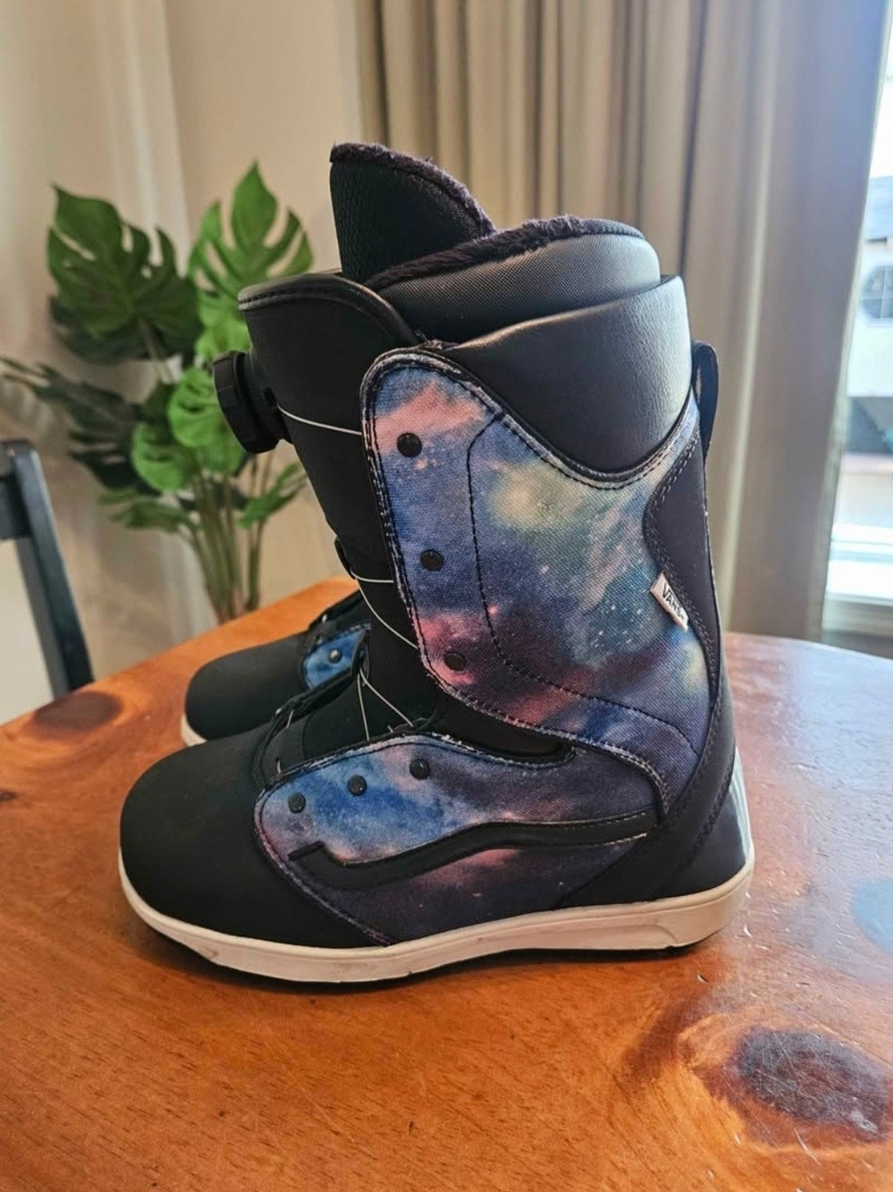 Vans Women's Galaxy Print Snowboard Boots - Black & Blue
